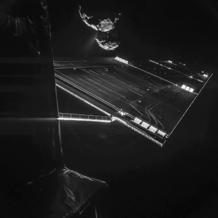 A daring selfie from the edge of a comet.