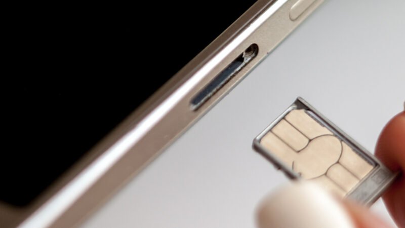 No Need to Turn Off Phone to Change SIM Card